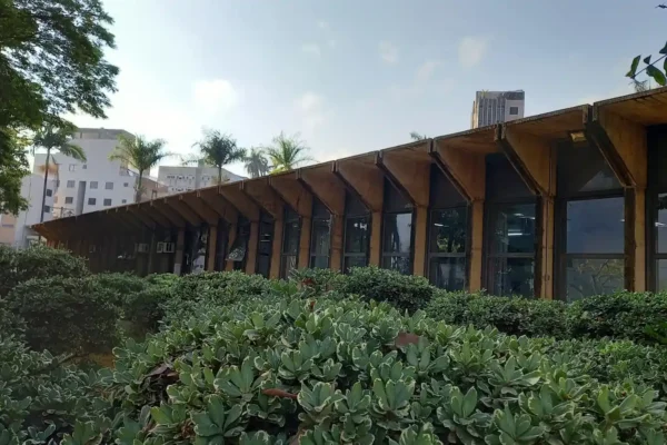 Fachada da Prefeitura de João Monlevade, com edifício de arquitetura moderna, amplas janelas de vidro e jardins na área externa. A imagem representa a sede do Poder Executivo municipal.