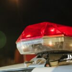 Close do giroflex vermelho de uma viatura policial aceso durante a noite. A imagem é utilizada como ilustração em notícias de Rio Piracicaba relacionadas a ocorrências policiais, prisões e ações de segurança pública.