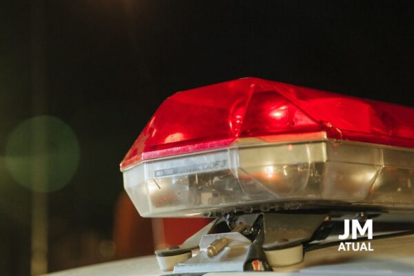 Close do giroflex vermelho de uma viatura policial aceso durante a noite. A imagem é utilizada como ilustração em notícias de Rio Piracicaba relacionadas a ocorrências policiais, prisões e ações de segurança pública.