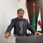 Vereador Belmar Diniz fala ao microfone na tribuna da Câmara de João Monlevade. A imagem ilustra a aprovação, em primeiro turno, do projeto que estabelece regras para a presença de animais de estimação em estabelecimentos comerciais, permitindo que cada local decida, de forma facultativa, sobre a entrada e permanência dos pets.