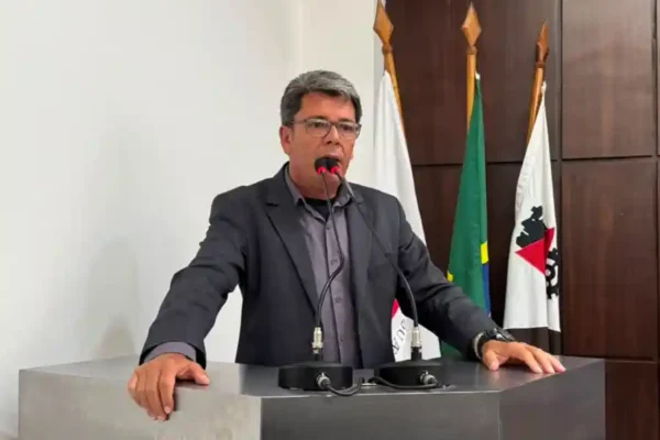 Vereador Belmar Diniz fala ao microfone na tribuna da Câmara de João Monlevade. A imagem ilustra a aprovação, em primeiro turno, do projeto que estabelece regras para a presença de animais de estimação em estabelecimentos comerciais, permitindo que cada local decida, de forma facultativa, sobre a entrada e permanência dos pets.