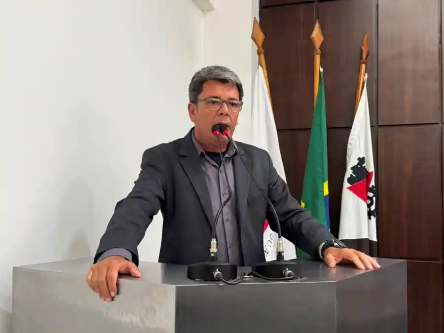 Vereador Belmar Diniz fala ao microfone na tribuna da Câmara de João Monlevade. A imagem ilustra a aprovação, em primeiro turno, do projeto que estabelece regras para a presença de animais de estimação em estabelecimentos comerciais, permitindo que cada local decida, de forma facultativa, sobre a entrada e permanência dos pets.