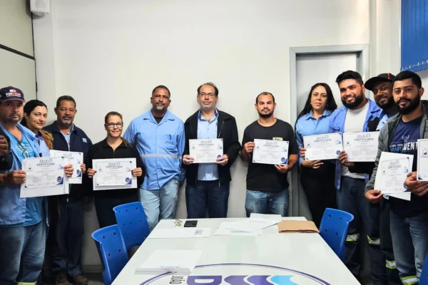 Grupo de servidores do DAE de João Monlevade posa com certificados após treinamento para operação da Estação de Tratamento de Esgoto (ETE) Carneirinhos, em cerimônia realizada com representantes da autarquia e da empresa responsável pela capacitação.