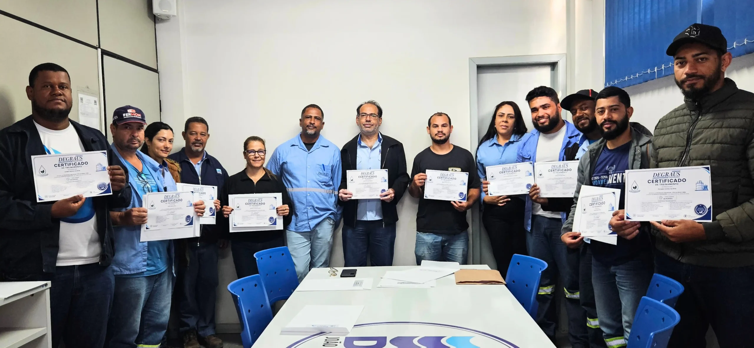 Grupo de servidores do DAE de João Monlevade posa com certificados após treinamento para operação da Estação de Tratamento de Esgoto (ETE) Carneirinhos, em cerimônia realizada com representantes da autarquia e da empresa responsável pela capacitação.