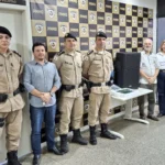 Grupo formado por autoridades municipais e policiais militares posa ao lado de equipamentos de sonorização adquiridos para o Proerd. Os materiais serão utilizados em formaturas e ações educativas promovidas pela Polícia Militar em João Monlevade.