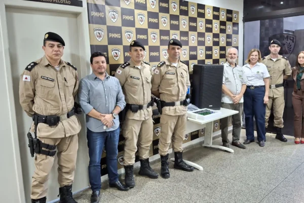 Grupo formado por autoridades municipais e policiais militares posa ao lado de equipamentos de sonorização adquiridos para o Proerd. Os materiais serão utilizados em formaturas e ações educativas promovidas pela Polícia Militar em João Monlevade.