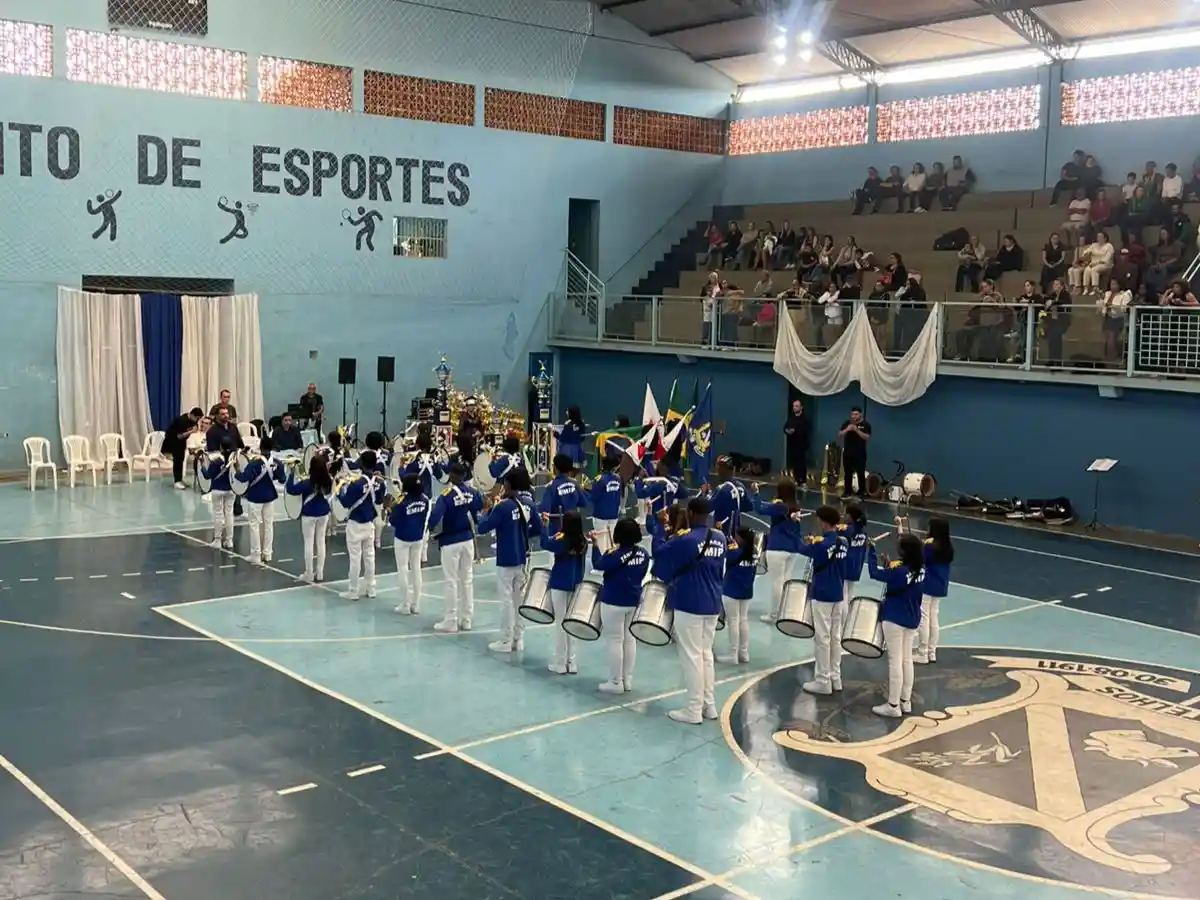 Alunos da Fanfarra da Emip realizam apresentação em ginásio esportivo diante de jurados e público durante o Campeonato Mineiro de Bandas e Fanfarras. O grupo representa João Monlevade e participou da competição realizada em Botelhos, no Sul de Minas.