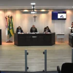 Sessão da Câmara Municipal de São Gonçalo do Rio Abaixo com vereadores reunidos no plenário. A imagem ilustra a aprovação de projetos de interesse público, incluindo proposta para ampliar o atendimento digital e modernizar o acesso dos cidadãos aos serviços municipais.