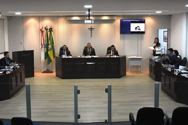 Sessão da Câmara Municipal de São Gonçalo do Rio Abaixo com vereadores reunidos no plenário. A imagem ilustra a aprovação de projetos de interesse público, incluindo proposta para ampliar o atendimento digital e modernizar o acesso dos cidadãos aos serviços municipais.