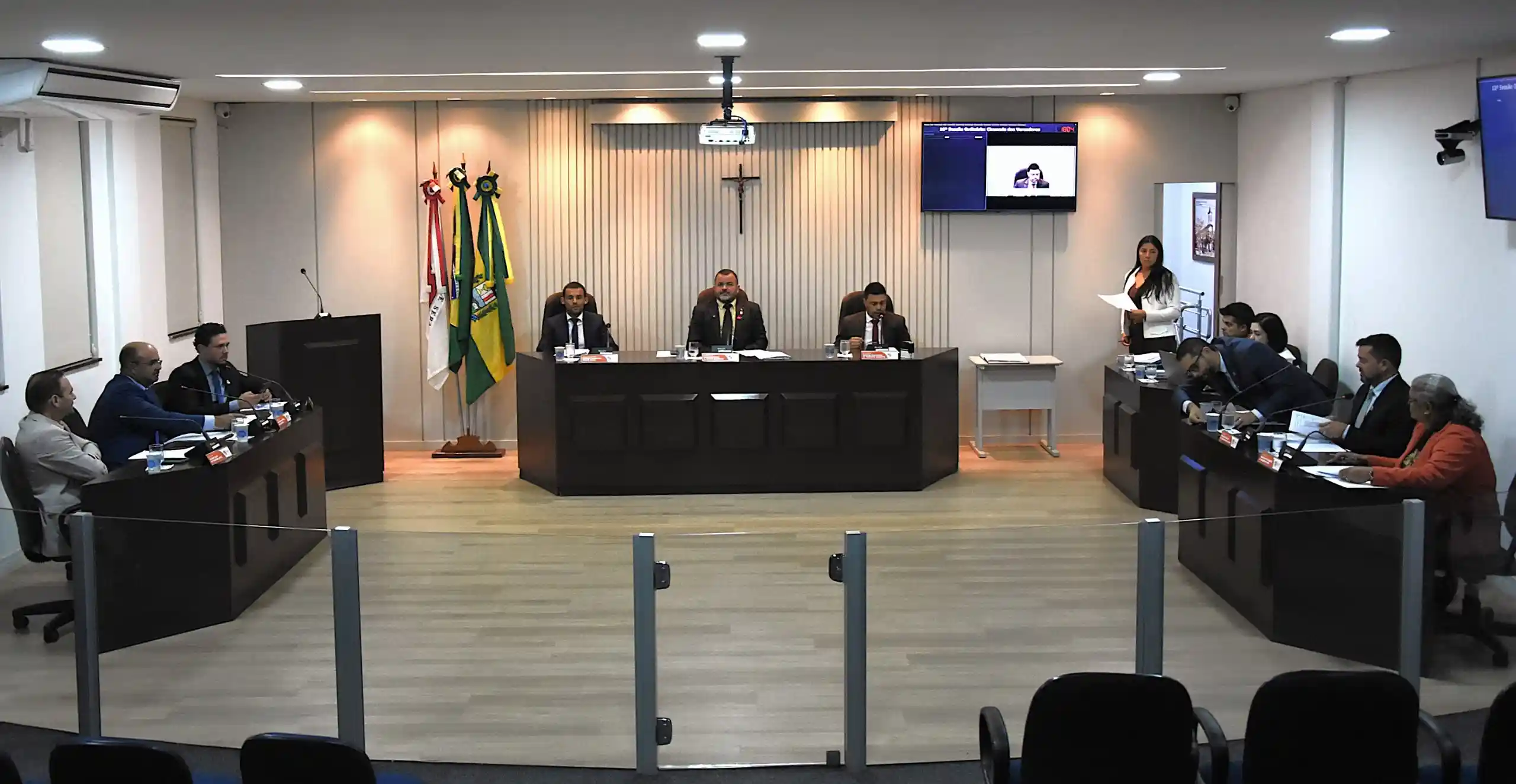 Sessão da Câmara Municipal de São Gonçalo do Rio Abaixo com vereadores reunidos no plenário. A imagem ilustra a aprovação de projetos de interesse público, incluindo proposta para ampliar o atendimento digital e modernizar o acesso dos cidadãos aos serviços municipais.