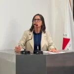 Vereadora Maria do Sagrado fala ao microfone na tribuna da Câmara Municipal de João Monlevade. A imagem ilustra a aprovação, em primeiro turno, do projeto que cria a Política Municipal de Prevenção e Controle da Esporotricose, com medidas de notificação, monitoramento e conscientização sobre a doença.