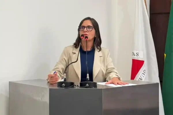 Vereadora Maria do Sagrado fala ao microfone na tribuna da Câmara Municipal de João Monlevade. A imagem ilustra a aprovação, em primeiro turno, do projeto que cria a Política Municipal de Prevenção e Controle da Esporotricose, com medidas de notificação, monitoramento e conscientização sobre a doença.