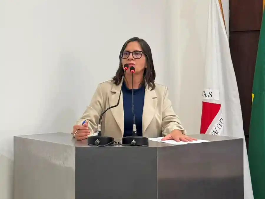Vereadora Maria do Sagrado fala ao microfone na tribuna da Câmara Municipal de João Monlevade. A imagem ilustra a aprovação, em primeiro turno, do projeto que cria a Política Municipal de Prevenção e Controle da Esporotricose, com medidas de notificação, monitoramento e conscientização sobre a doença.