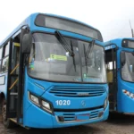 Dois ônibus azuis do transporte coletivo da Enscon estacionados lado a lado. A imagem ilustra a decisão da Prefeitura de João Monlevade de manter a tarifa do transporte coletivo congelada pelo sexto ano consecutivo.