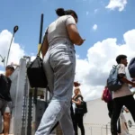 Grupo de estudantes circula em um campus educacional durante o dia. A imagem representa o período de inscrição do Enem 2026, que teve o prazo ampliado para permitir que mais candidatos garantam participação no exame nacional.