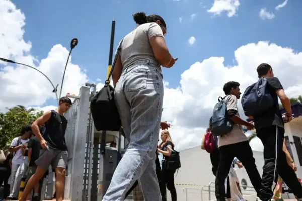 Grupo de estudantes circula em um campus educacional durante o dia. A imagem representa o período de inscrição do Enem 2026, que teve o prazo ampliado para permitir que mais candidatos garantam participação no exame nacional.