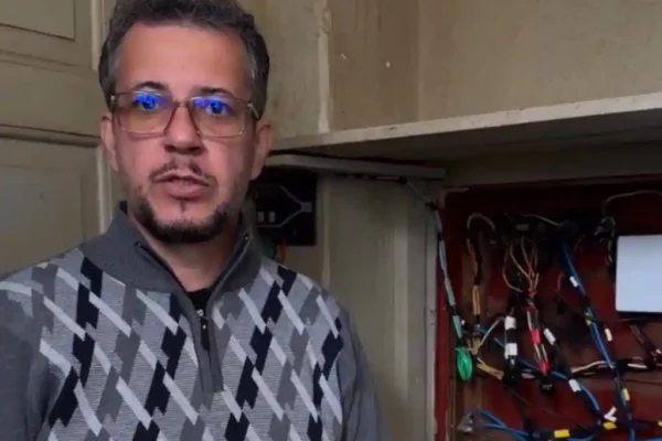 Padre Jefferson Veronês, pároco da Igreja São José Operário, com suéter quadriculado em tons branco, preto e cinza.