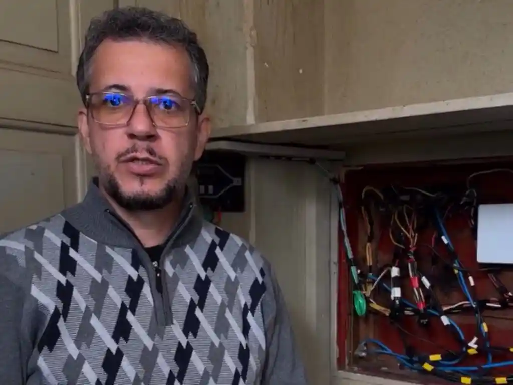 Padre Jefferson Veronês, pároco da Igreja São José Operário, com suéter quadriculado em tons branco, preto e cinza.