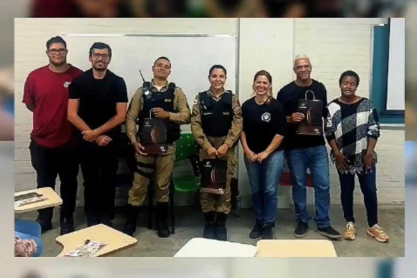 Palestra promovida na UEMG com participação da Polícia Militar aborda a Rede de Proteção Preventiva à Mulher (RPPM), explicando os mecanismos de prevenção, proteção e fortalecimento da rede de apoio às mulheres em situação de violência.
