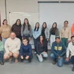 Grupo de estudantes da Engenharia de Produção da UFOP posa para foto ao lado de integrante do Corpo de Bombeiros após treinamento sobre segurança contra incêndio, prevenção de acidentes e procedimentos de emergência no campus João Monlevade.