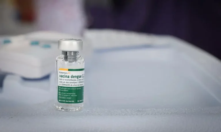 Ministério da Saúde suspende vacina contra dengue do Butantan após reações adversas; duas mortes são investigadas