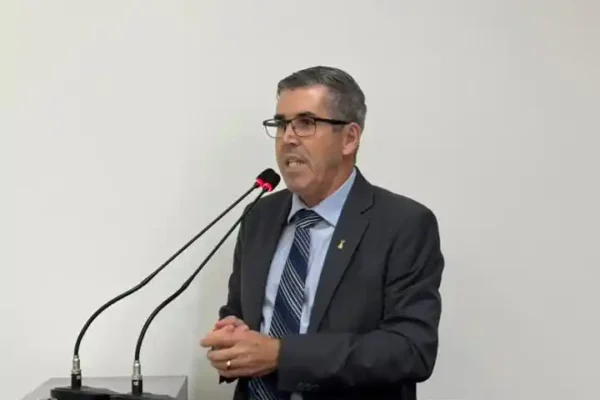 O vereador Vanderlei Miranda durante pronunciamento na Câmara Municipal de João Monlevade. Parlamentar é autor do projeto que homenageia Gilberto Alves Pereira ao denominar a praça do bairro Sion com seu nome, reconhecendo uma trajetória marcada por mais de quatro décadas de dedicação ao serviço público e à comunidade monlevadense.