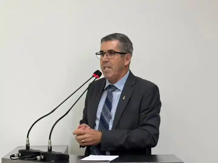 O vereador Vanderlei Miranda durante pronunciamento na Câmara Municipal de João Monlevade. Parlamentar é autor do projeto que homenageia Gilberto Alves Pereira ao denominar a praça do bairro Sion com seu nome, reconhecendo uma trajetória marcada por mais de quatro décadas de dedicação ao serviço público e à comunidade monlevadense.
