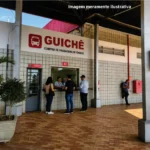Imagem ilustrativa da Rodoviária de João Monlevade mostrando os guichês de venda de passagens, área coberta de embarque e desembarque e passageiros sendo atendidos na nova estrutura instalada na Rede Graal.