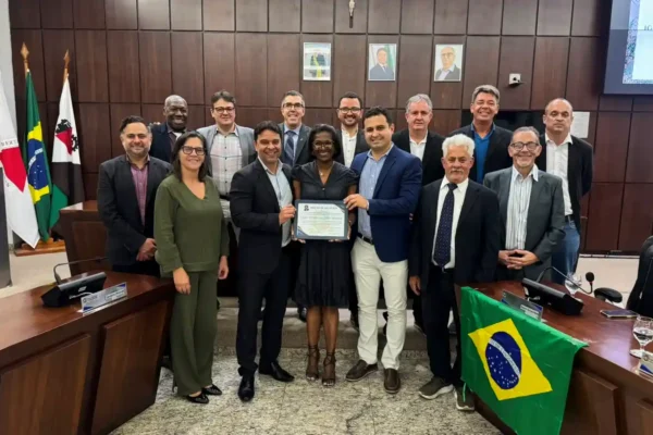 Representante da Igreja Metodista de João Monlevade posam com vereadores e autoridades na Câmara Municipal durante a entrega da Moção de Aplausos pelos 90 anos de atuação da instituição na cidade.