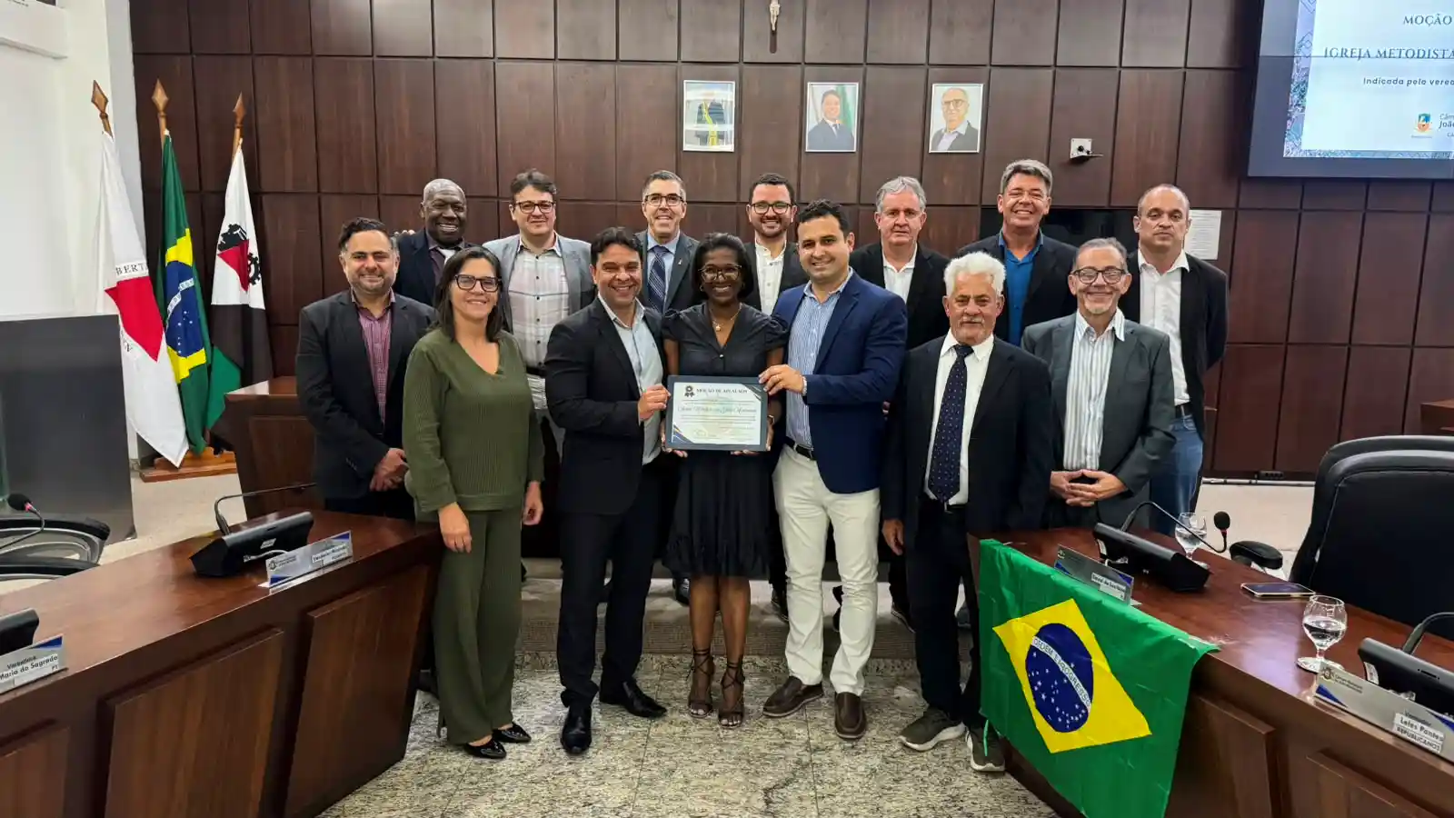 Representante da Igreja Metodista de João Monlevade posam com vereadores e autoridades na Câmara Municipal durante a entrega da Moção de Aplausos pelos 90 anos de atuação da instituição na cidade.