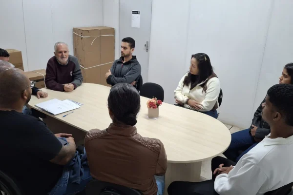 Imagem mostra os cinco novos agentes de trânsito ao lado do prefeito e secretários municipais durante recepção oficial. Os profissionais reforçarão a equipe do Settran de João Monlevade e passarão por curso de formação antes de iniciarem as atividades de fiscalização e organização do trânsito no município.