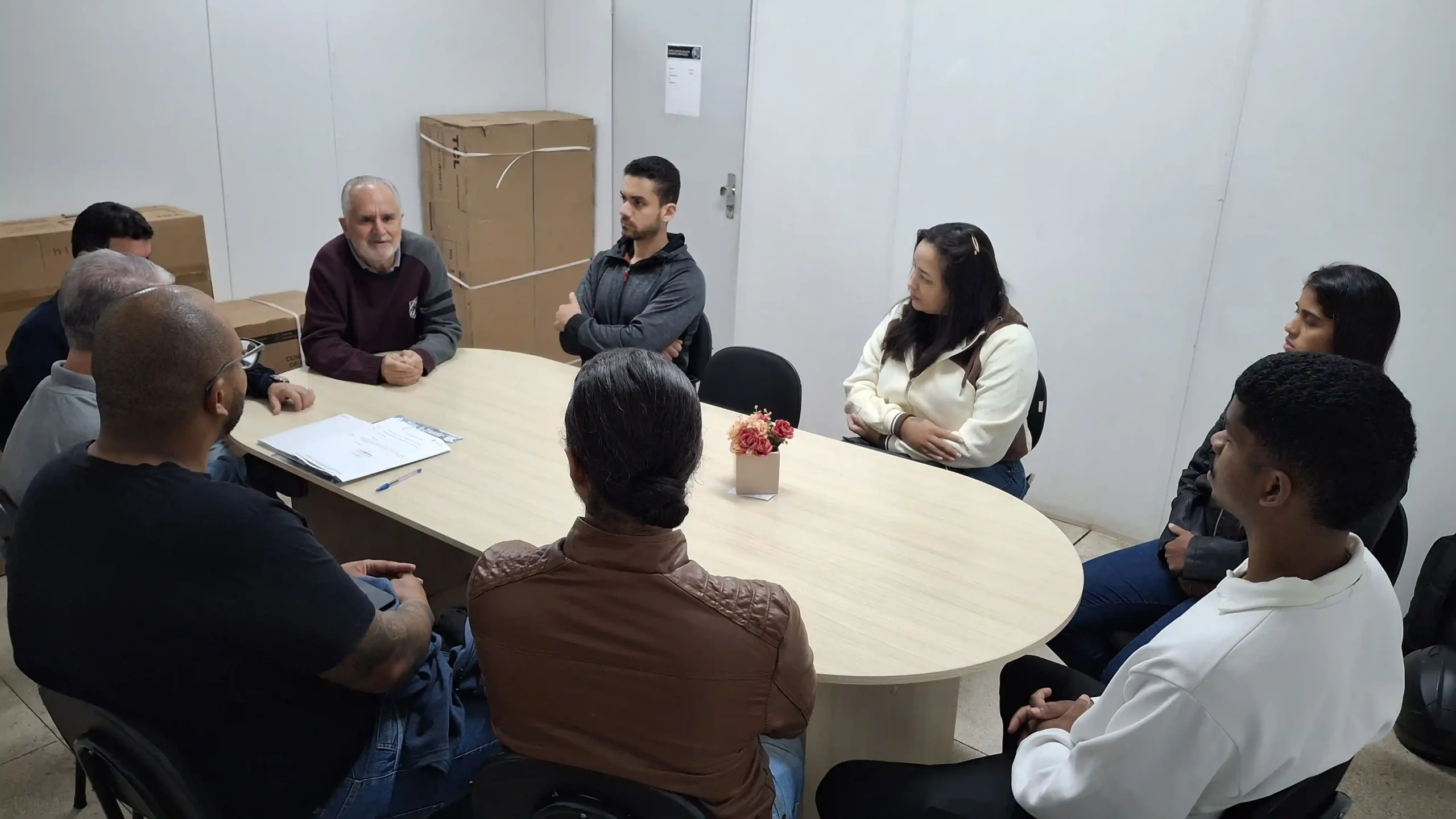 Imagem mostra os cinco novos agentes de trânsito ao lado do prefeito e secretários municipais durante recepção oficial. Os profissionais reforçarão a equipe do Settran de João Monlevade e passarão por curso de formação antes de iniciarem as atividades de fiscalização e organização do trânsito no município.