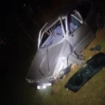 Carro que saiu da pista e caiu em um campo de futebol no bairro Padre Antônio, em São Domingos do Prata, durante acidente que deixou mãe e filho com ferimentos leves.