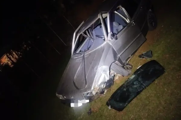 Carro que saiu da pista e caiu em um campo de futebol no bairro Padre Antônio, em São Domingos do Prata, durante acidente que deixou mãe e filho com ferimentos leves.