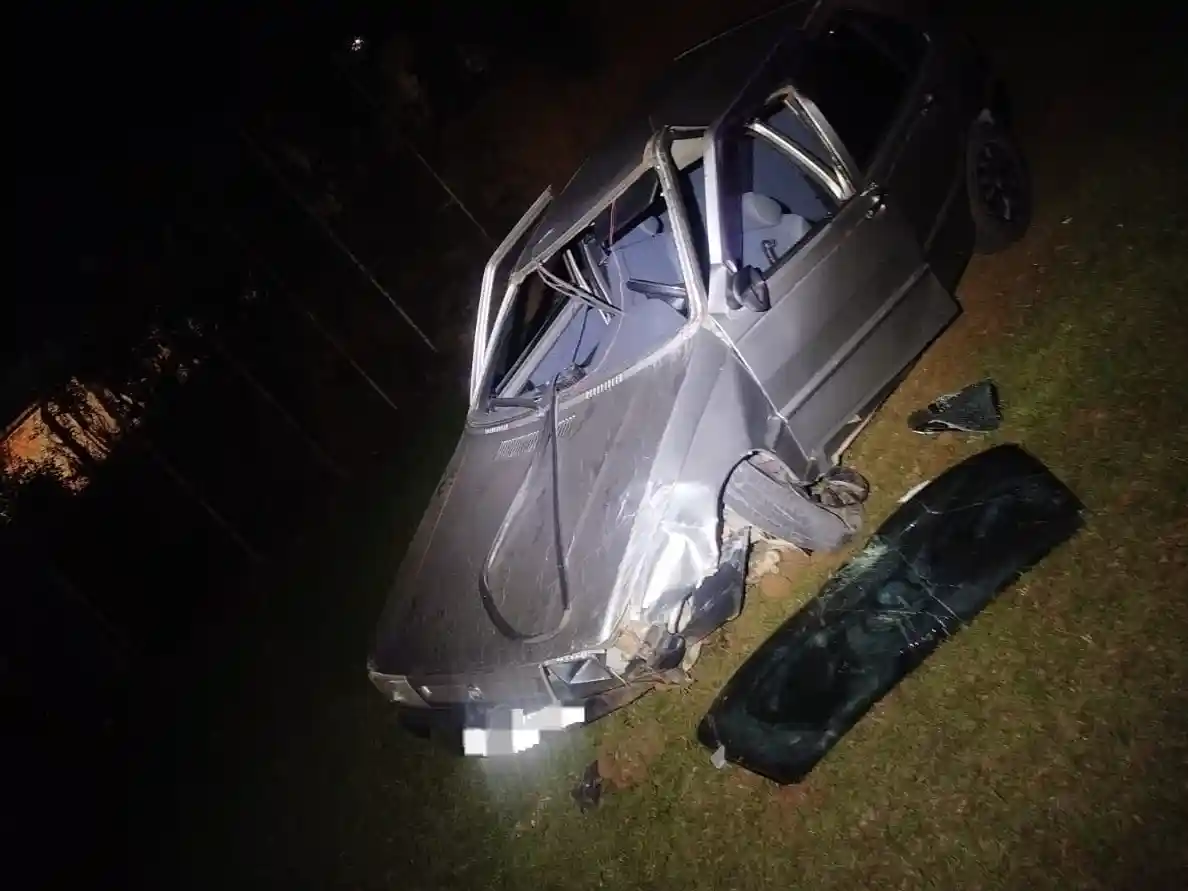 Carro que saiu da pista e caiu em um campo de futebol no bairro Padre Antônio, em São Domingos do Prata, durante acidente que deixou mãe e filho com ferimentos leves.