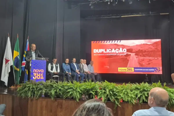 Auditório durante apresentação do estudo para a duplicação da BR-381. Ao fundo, um telão exibe a palavra "Duplicação" e informações sobre o trecho entre Belo Oriente e Governador Valadares, durante evento da Nova 381.