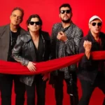 Banda Barão Vermelho em foto promocional com fundo vermelho. O grupo foi confirmado para se apresentar no Festival de Inverno de São Gonçalo do Rio Abaixo, após o cancelamento do show de Diogo Nogueira por recomendação médica.