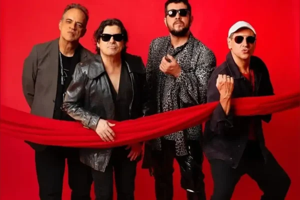 Banda Barão Vermelho em foto promocional com fundo vermelho. O grupo foi confirmado para se apresentar no Festival de Inverno de São Gonçalo do Rio Abaixo, após o cancelamento do show de Diogo Nogueira por recomendação médica.