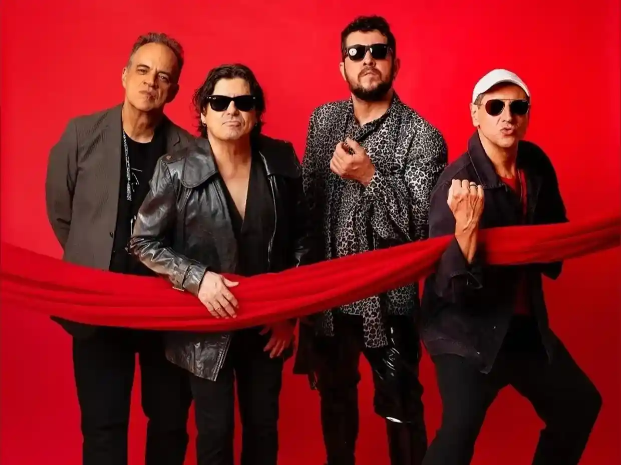 Banda Barão Vermelho em foto promocional com fundo vermelho. O grupo foi confirmado para se apresentar no Festival de Inverno de São Gonçalo do Rio Abaixo, após o cancelamento do show de Diogo Nogueira por recomendação médica.