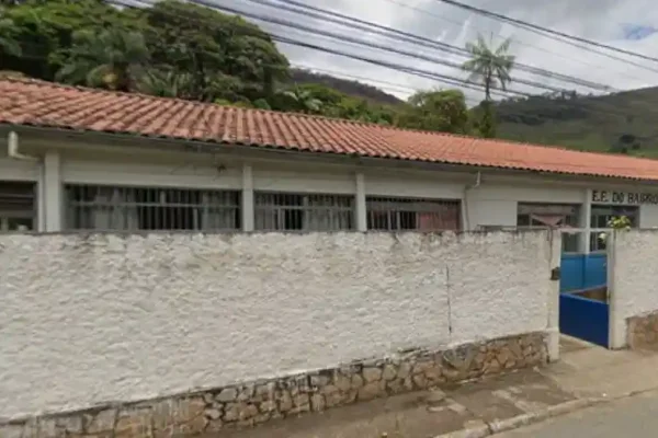 Fachada da Escola Estadual do Bairro Laranjeiras, em João Monlevade, com muro branco e portão azul. A SEE-MG confirmou o fechamento definitivo da unidade após reorganização da rede estadual de ensino.