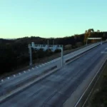 Praça de pedágio da Nova 381 na BR-381, com veículos passando pelas cabines de cobrança após anúncio de reajuste nas tarifas autorizado pela ANTT.