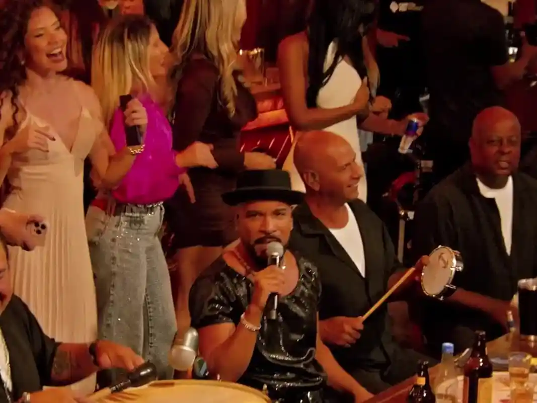 Imagem mostra os músicos do grupo Só Pra Contrariar se apresentando em um ambiente descontraído, cercados por instrumentos de samba, mesas e público ao fundo. A banda é uma das atrações confirmadas do Festival Gastronômico de Rio Piracicaba, que acontece em setembro de 2026 com entrada gratuita.