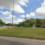 Imagem ilustrativa sobre o projeto da Prefeitura de João Monlevade para instalar monumentos e letreiros turísticos em quatro pontos da cidade, com o objetivo de valorizar a identidade do município, incentivar o turismo e destacar sua história ferroviária e siderúrgica.