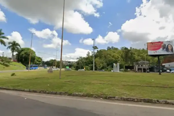 Imagem ilustrativa sobre o projeto da Prefeitura de João Monlevade para instalar monumentos e letreiros turísticos em quatro pontos da cidade, com o objetivo de valorizar a identidade do município, incentivar o turismo e destacar sua história ferroviária e siderúrgica.