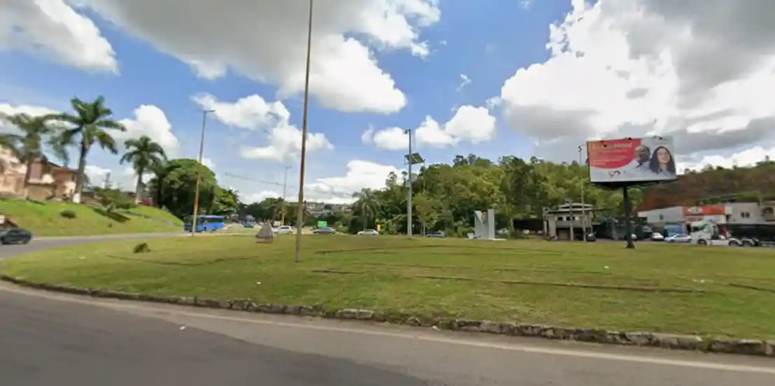 Imagem ilustrativa sobre o projeto da Prefeitura de João Monlevade para instalar monumentos e letreiros turísticos em quatro pontos da cidade, com o objetivo de valorizar a identidade do município, incentivar o turismo e destacar sua história ferroviária e siderúrgica.