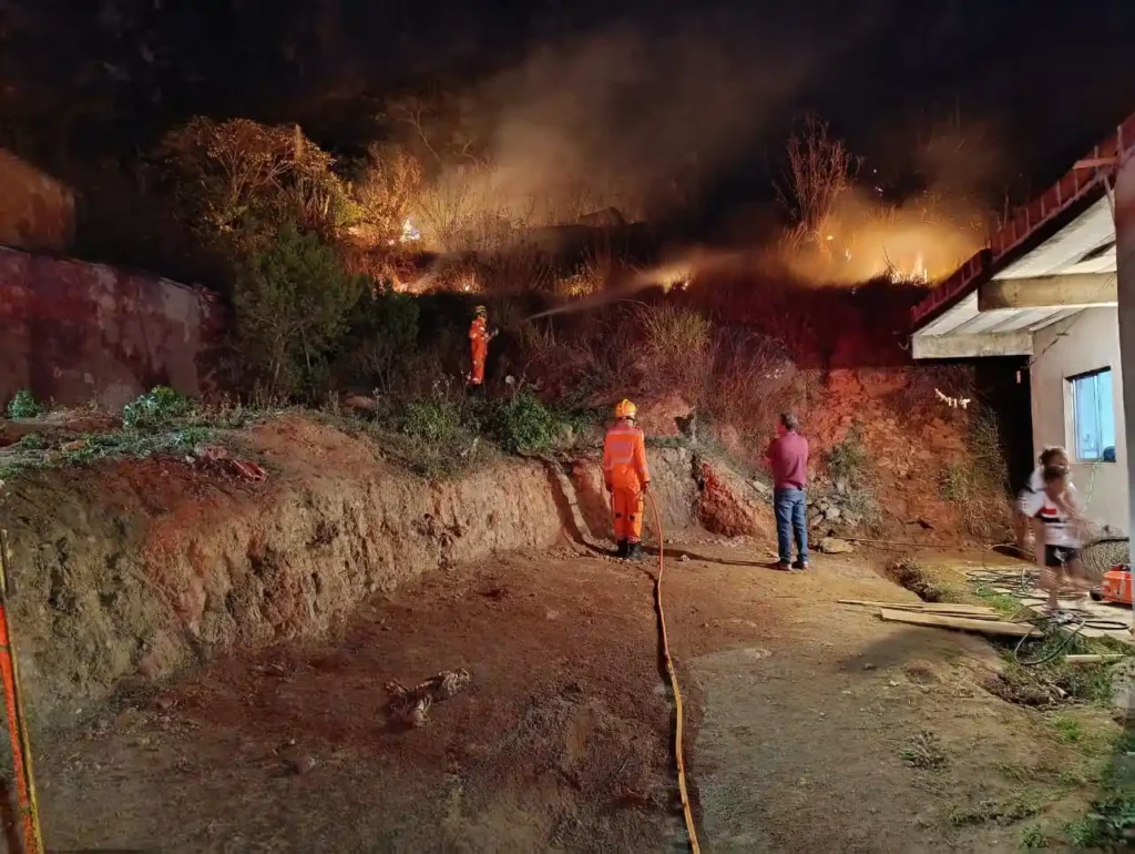 Corpo de Bombeiros combate incêndio em vegetação no bairro Planalto, em João Monlevade.
