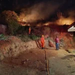 Corpo de Bombeiros combate incêndio em vegetação no bairro Planalto, em João Monlevade.
