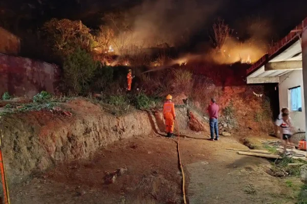 Corpo de Bombeiros combate incêndio em vegetação no bairro Planalto, em João Monlevade.