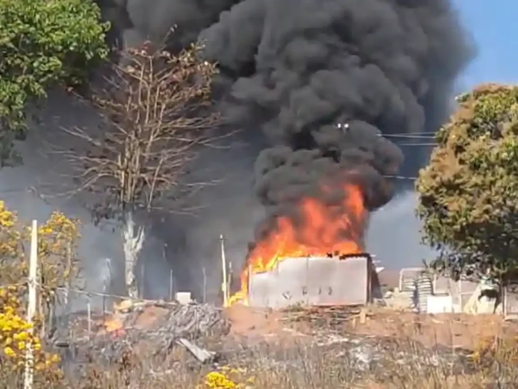 Incêndio em João Monlevade provoca chamas intensas e grande quantidade de fumaça em área com material plástico.