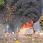 Incêndio em João Monlevade provoca chamas intensas e grande quantidade de fumaça em área com material plástico.